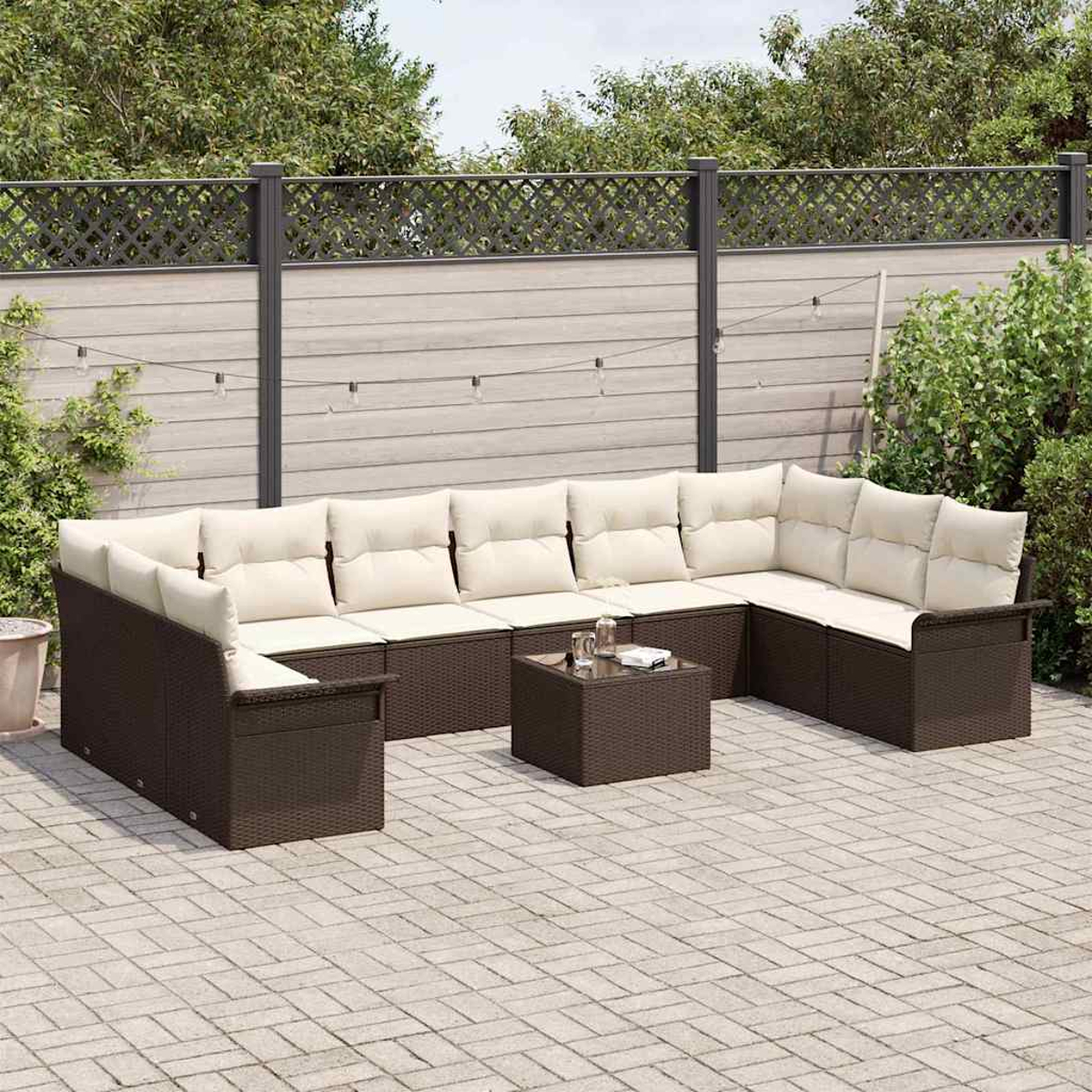 Divano angolare da esterno con cuscini beige e tavolino marrone su un patio pavimentato. Recinzione e verde sullo sfondo.