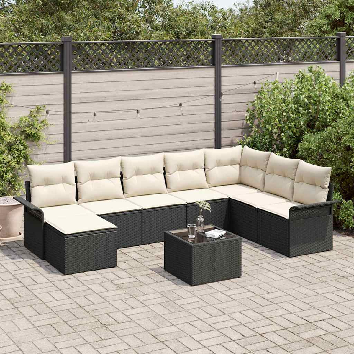 Outdoor-Ecksofa mit cremefarbenen Kissen auf einer Backstein-Terrasse. Ein kleiner Tisch und ein Zaun sind im Hintergrund.