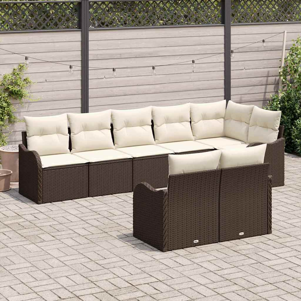 Juego de muebles de patio al aire libre. Sofá de mimbre marrón con cojines crema. Situado en un patio pavimentado con valla de madera.