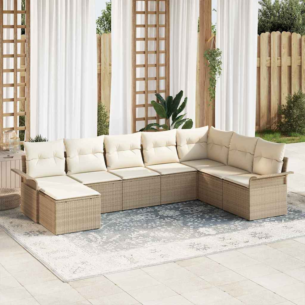 Outdoor-Ecksofa mit cremefarbenen Kissen auf einem gemusterten Teppich. Weiße Vorhänge und hölzerner Spalier im Hintergrund.