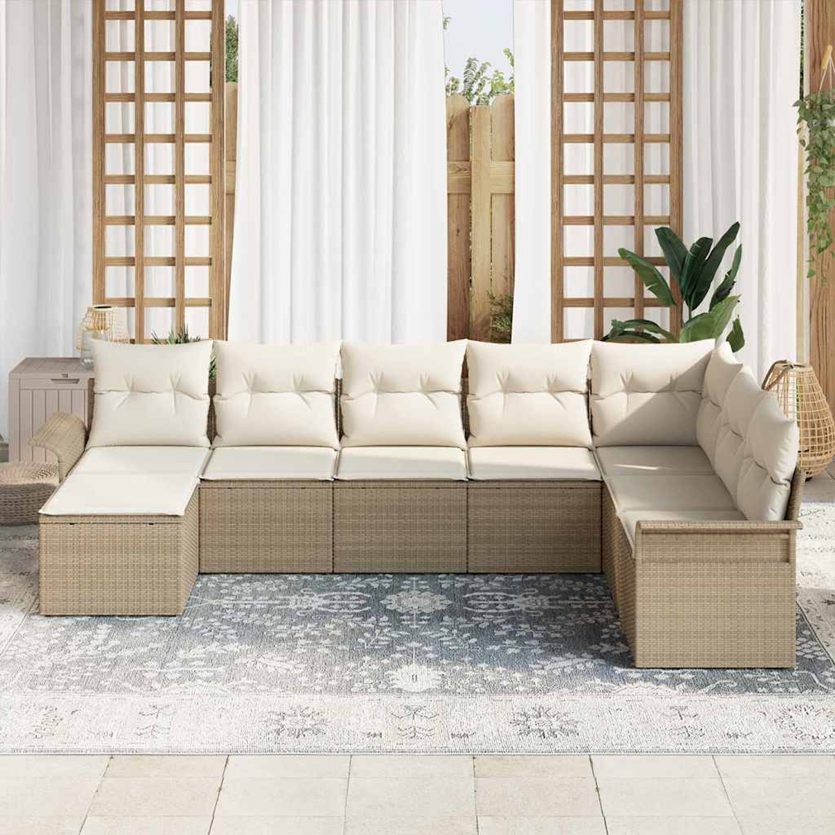 Outdoor-Ecksofa mit cremefarbenen Kissen auf einem gemusterten Teppich. Weiße Vorhänge und Holzgitter sind im Hintergrund.