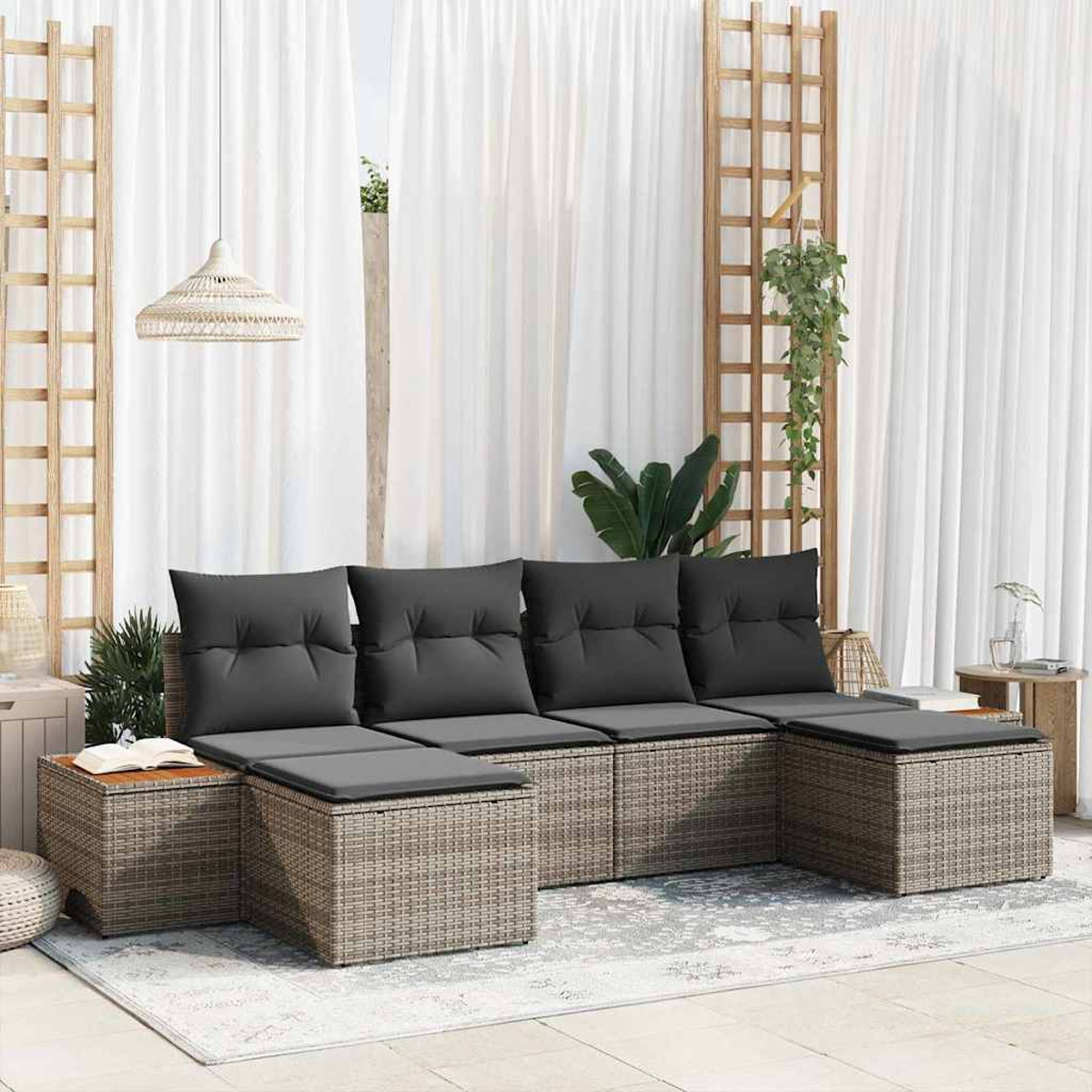 Outdoor-Ecksofa mit grauen Kissen. Korbgeflecht-Basis. Weiße Vorhänge im Hintergrund. Holzspalier mit hängenden Pflanzen.