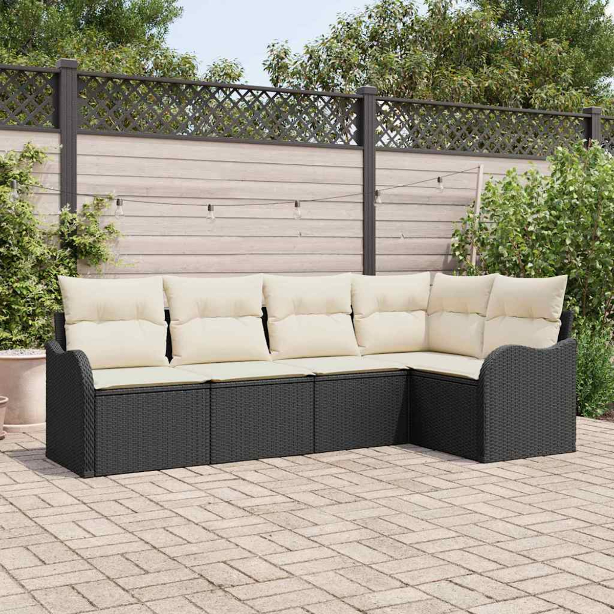 Ein Ecksofa mit cremefarbenen Kissen im Freien steht auf einer Ziegelsteinterrasse. Dahinter befindet sich ein Holzzaun mit Lichterketten und Grün.