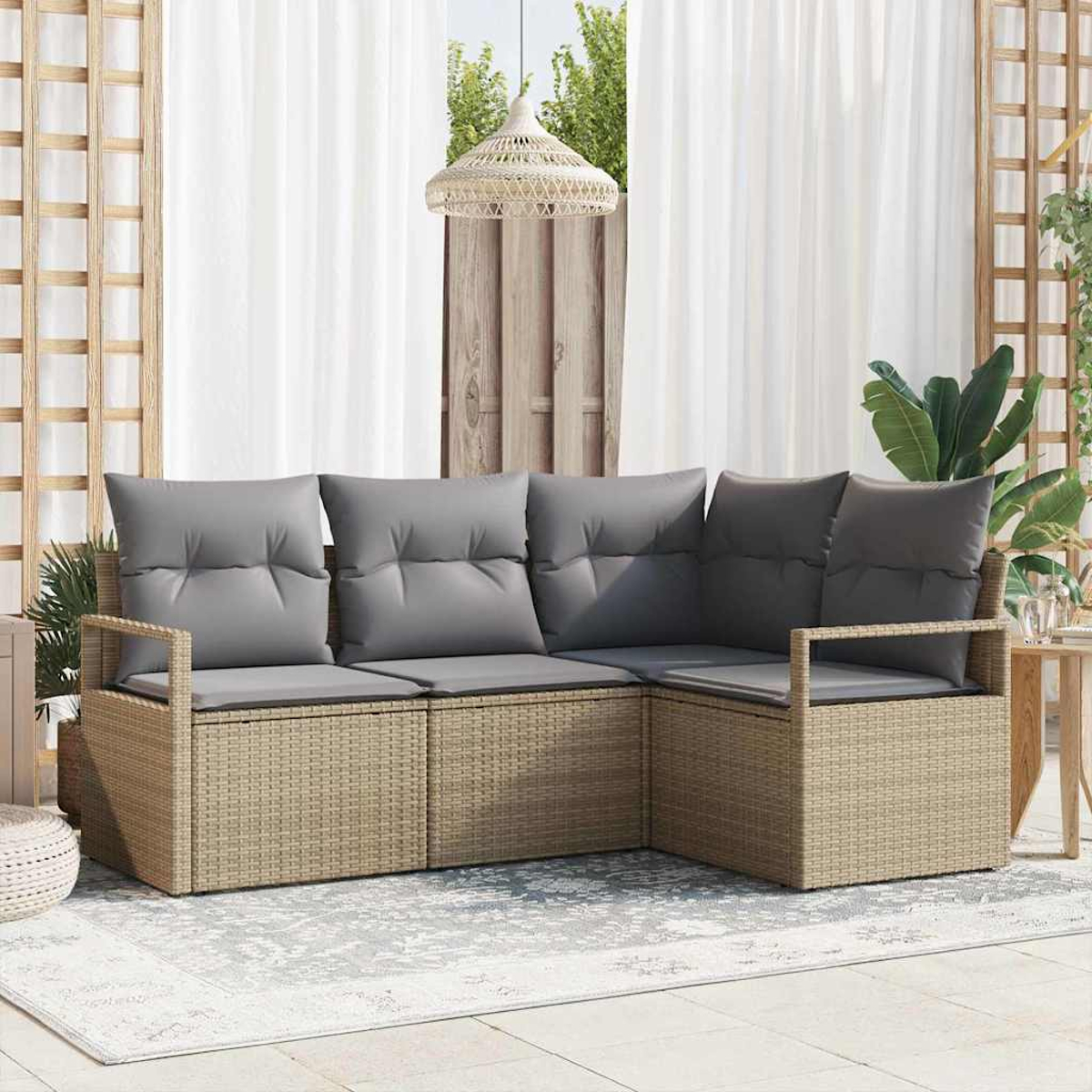 Ein Ecksofa für den Außenbereich mit grauen Kissen steht auf einer Terrasse. Weiße Vorhänge und ein Holzgitter im Hintergrund.