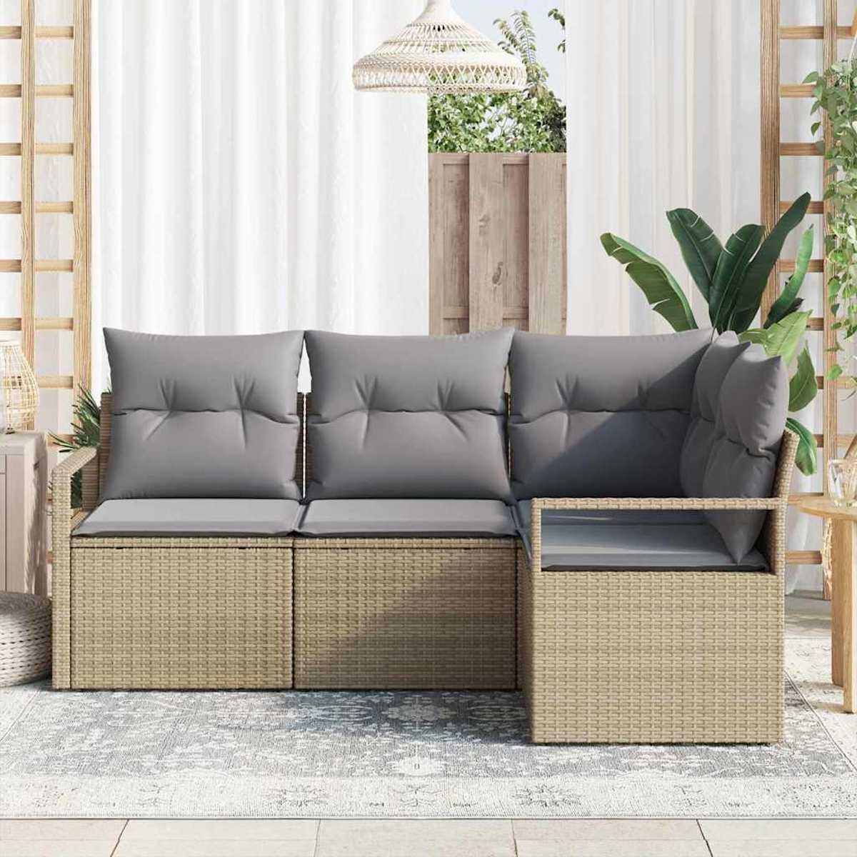 Geflochtenes Outdoor-Ecksofa mit grauen Kissen auf einer Terrasse. Weiße Vorhänge und eine Hängelampe befinden sich im Hintergrund.