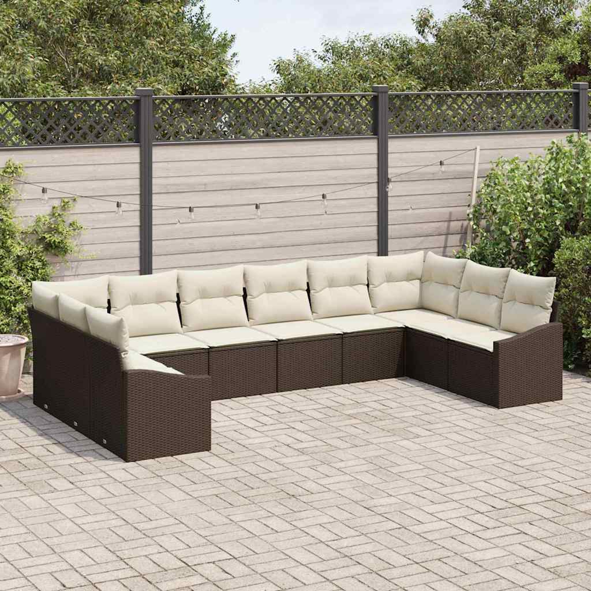 Ein braunes Outdoor-Ecksofa mit cremefarbenen Kissen steht auf einer Backstein-Terrasse. Im Hintergrund befinden sich ein Holzzaun und Grünflächen.