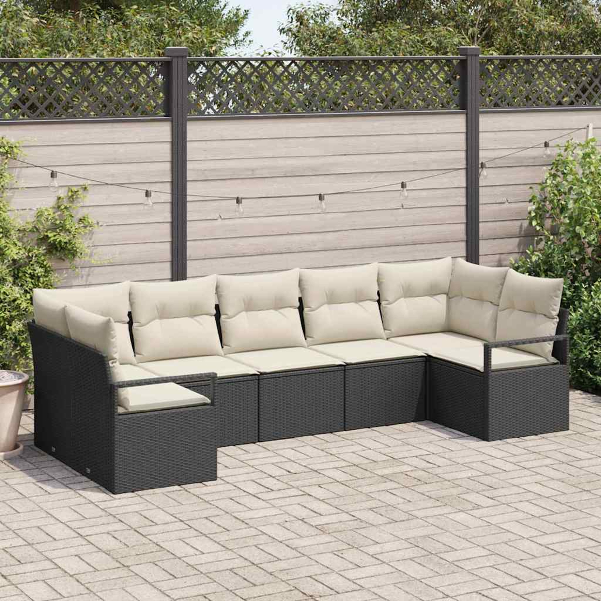 Ein Ecksofa im Freien mit cremefarbenen Kissen steht auf einer Ziegelterrasse. Ein Holzzaun und Lichterketten sind im Hintergrund.