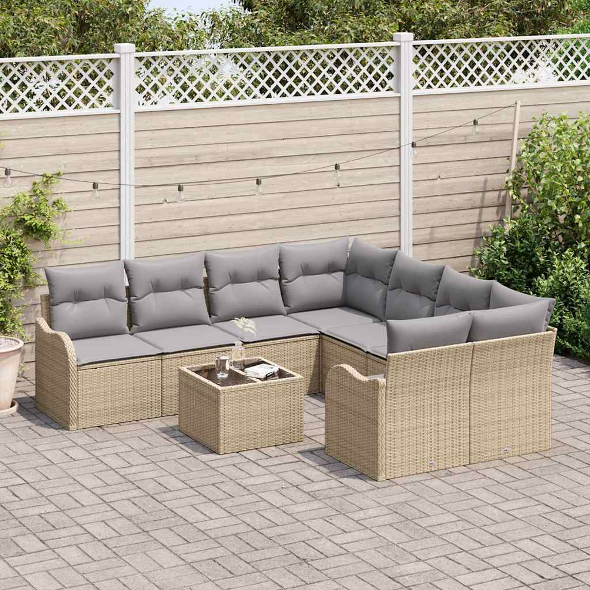 Gartenmöbel-Set aus beigem Korbgeflecht mit grauen Kissen. Enthält Sofa, Tisch und Hintergrund mit Holzzaun und Grün.