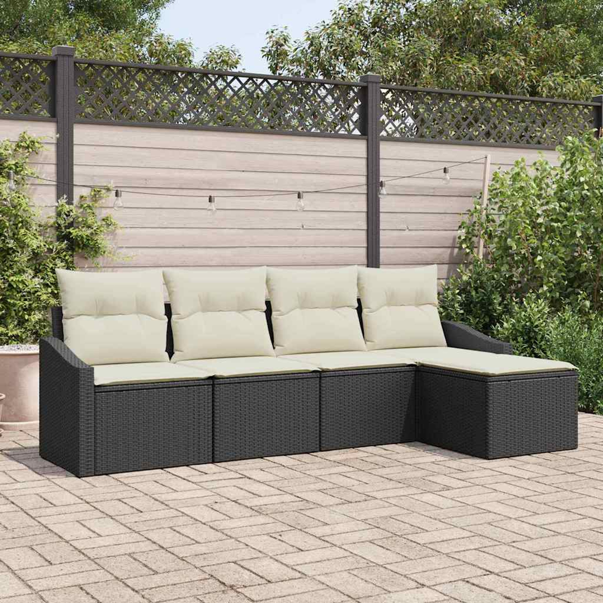 Ein dunkelgraues Outdoor-Ecksofa aus Korbgeflecht mit cremefarbenen Kissen auf einer Ziegelsteinterrasse, mit Holzzaun im Hintergrund.