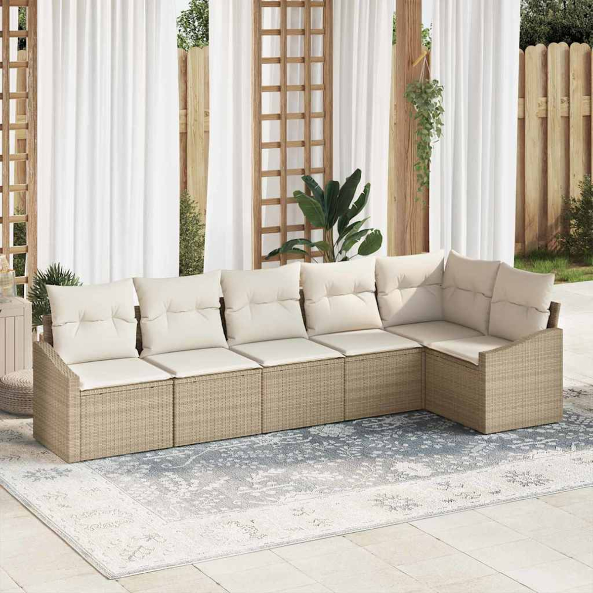 Un sofá seccional para exteriores con cojines beige se encuentra sobre una alfombra estampada. Cortinas blancas y un enrejado de madera en el fondo.