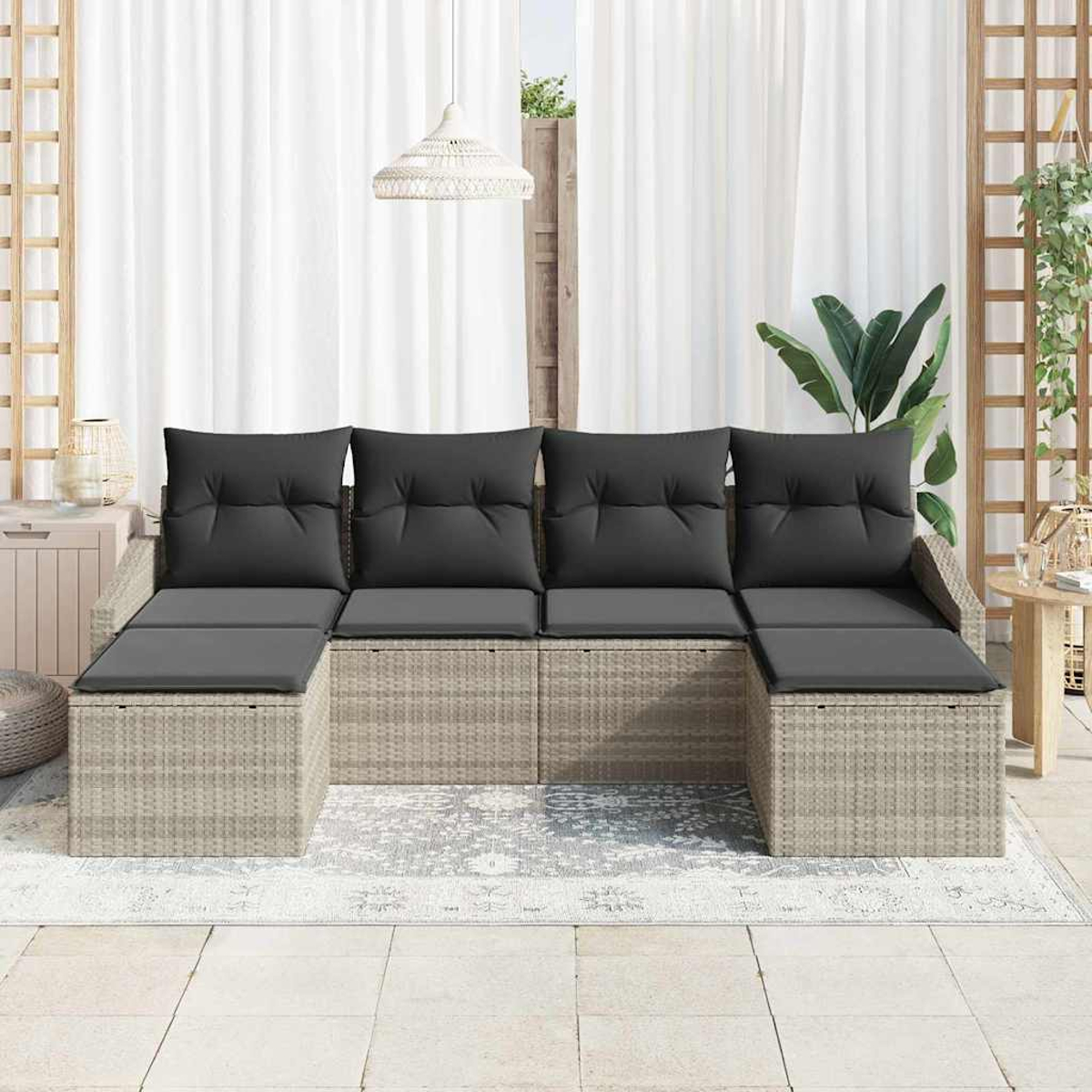 Outdoor-Ecksofa mit grauen Kissen auf einer Terrasse. Weiße Vorhänge und eine Hängelampe sind im Hintergrund zu sehen.