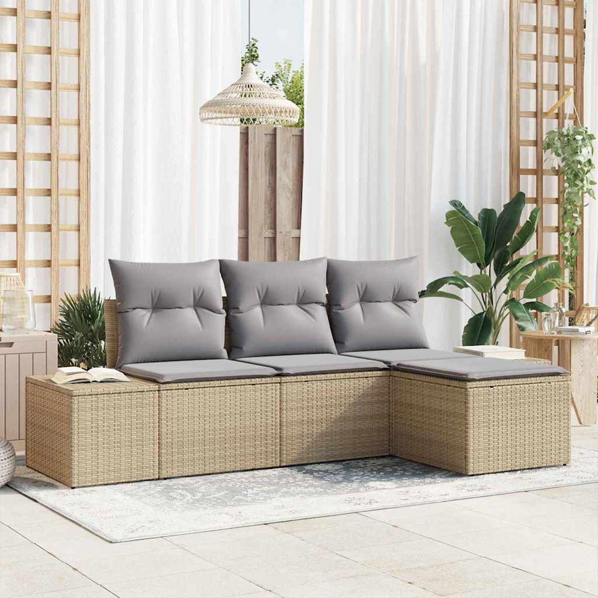 Sofá seccional exterior con cojines grises, marco de mimbre. Cortinas blancas y plantas al fondo. Lámpara de mimbre arriba.