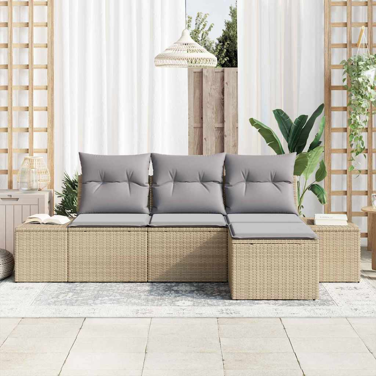 Zona de estar al aire libre con muebles de mimbre, cojines grises y una lámpara colgante. Incluye plantas y una alfombra estampada.