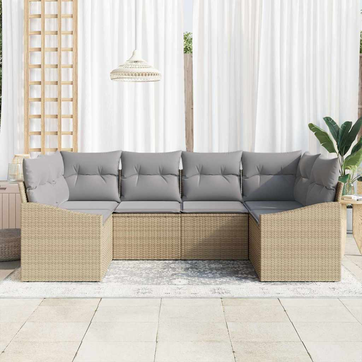Outdoor-Ecksofa mit grauen Kissen. Beiges gewebtes Gestell. Weiße Vorhänge, Hängelampe und Pflanze im Hintergrund.