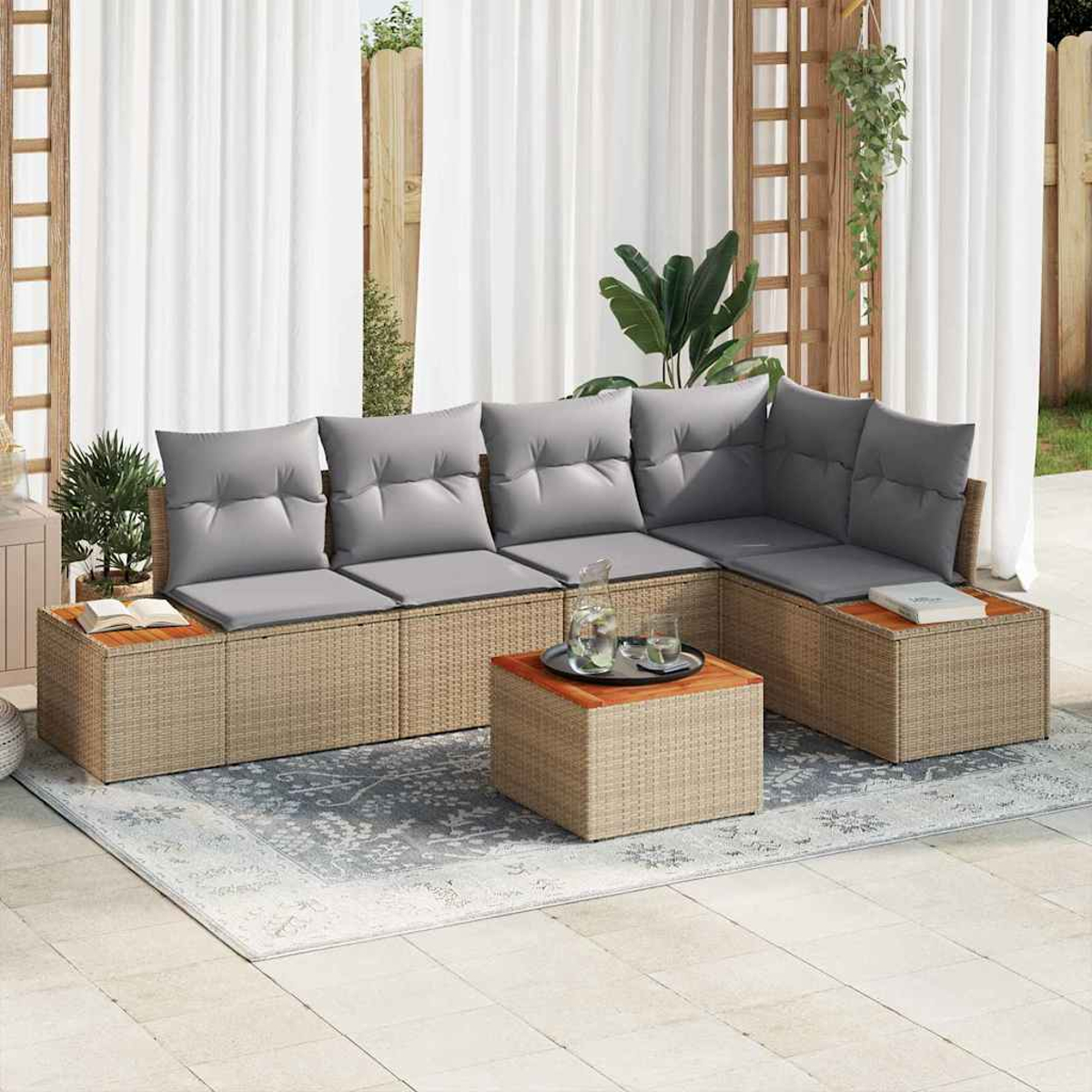 Outdoor-Ecksofa mit grauen Kissen und einem kleinen Tisch. Weiße Vorhänge und Grün im Hintergrund.