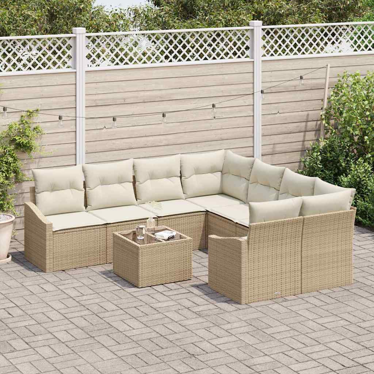 Eine Outdoor-Terrassengarnitur mit beigen Kissen auf gewebten Möbeln. Davor steht ein kleiner Tisch. Im Hintergrund ist ein weißer Gitterzaun.