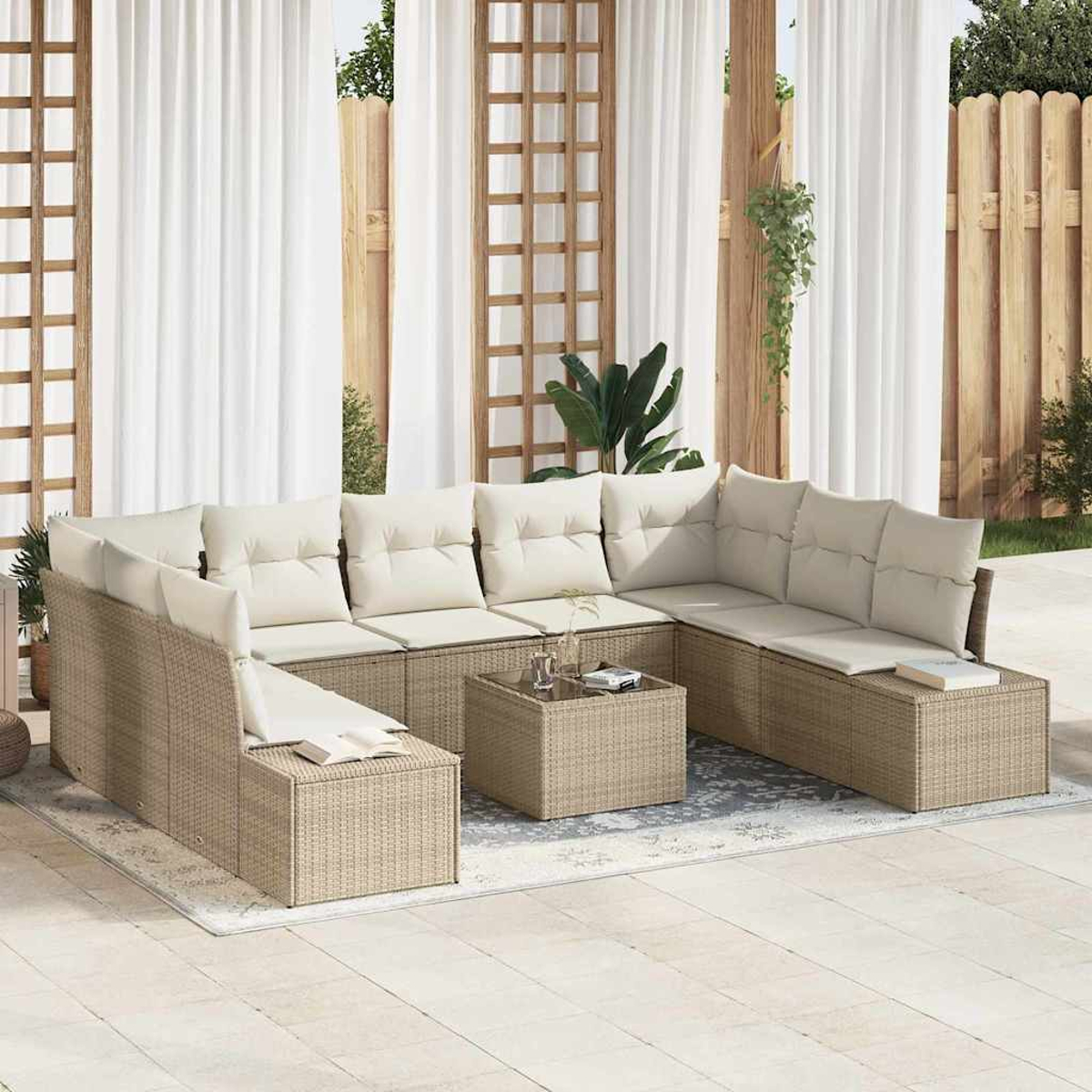 Outdoor-Sofa aus Korbgeflecht mit cremefarbenen Kissen, einem Couchtisch und weißen Vorhängen im Hintergrund. Die Szene ist hell und einladend.