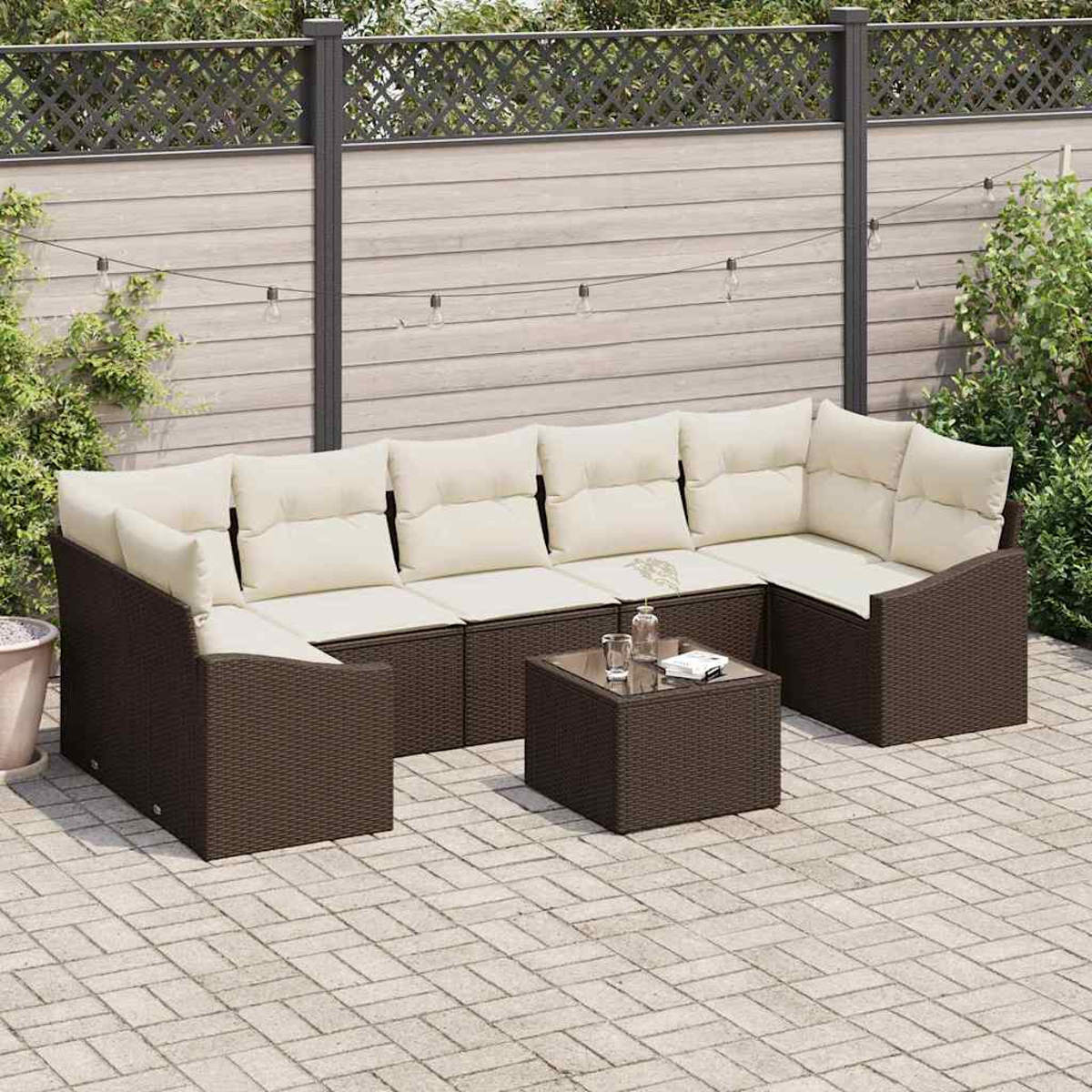 Braunes Outdoor-Ecksofa aus Korbgeflecht mit cremefarbenen Kissen und einem kleinen quadratischen Tisch auf einer Backstein-Terrasse.