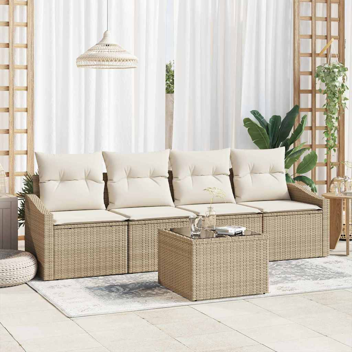 Garten-Sitzgruppe mit beigen Kissen und einem quadratischen Tisch. Weiße Vorhänge im Hintergrund. Pflanzen und eine Hängeleuchte sind sichtbar.