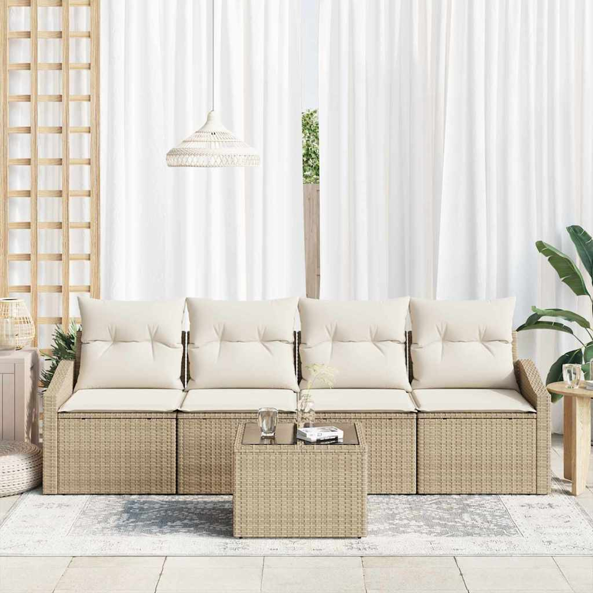 Ein beigefarbenes Korbmöbel mit cremefarbenen Kissen und einem Couchtisch mit Glasplatte. Weiße Vorhänge und eine Hängelampe sind im Hintergrund.