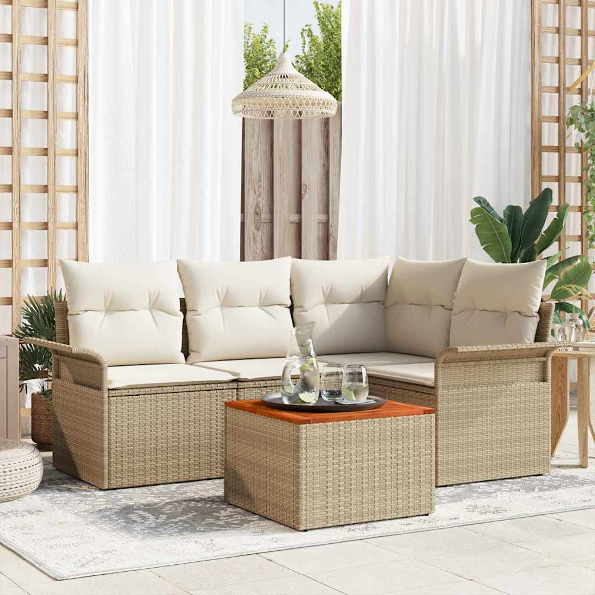 Garten-Terrassenset mit beigefarbenen Kissen, Rattangeflechtmöbeln, einem Couchtisch und einem Teppich. Hintergrund ist ein Fenster mit Vorhängen.
