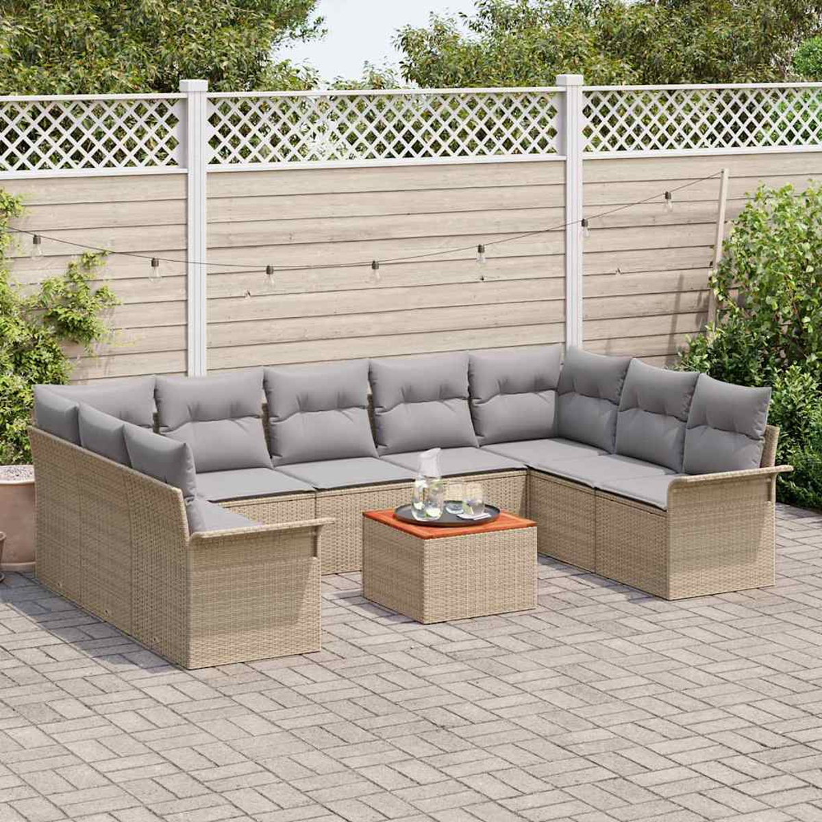 Gartensektionssofa mit grauen Kissen und passendem Couchtisch. Auf einer Ziegelterrasse, Hintergrund ist ein weißer Zaun und Grün.