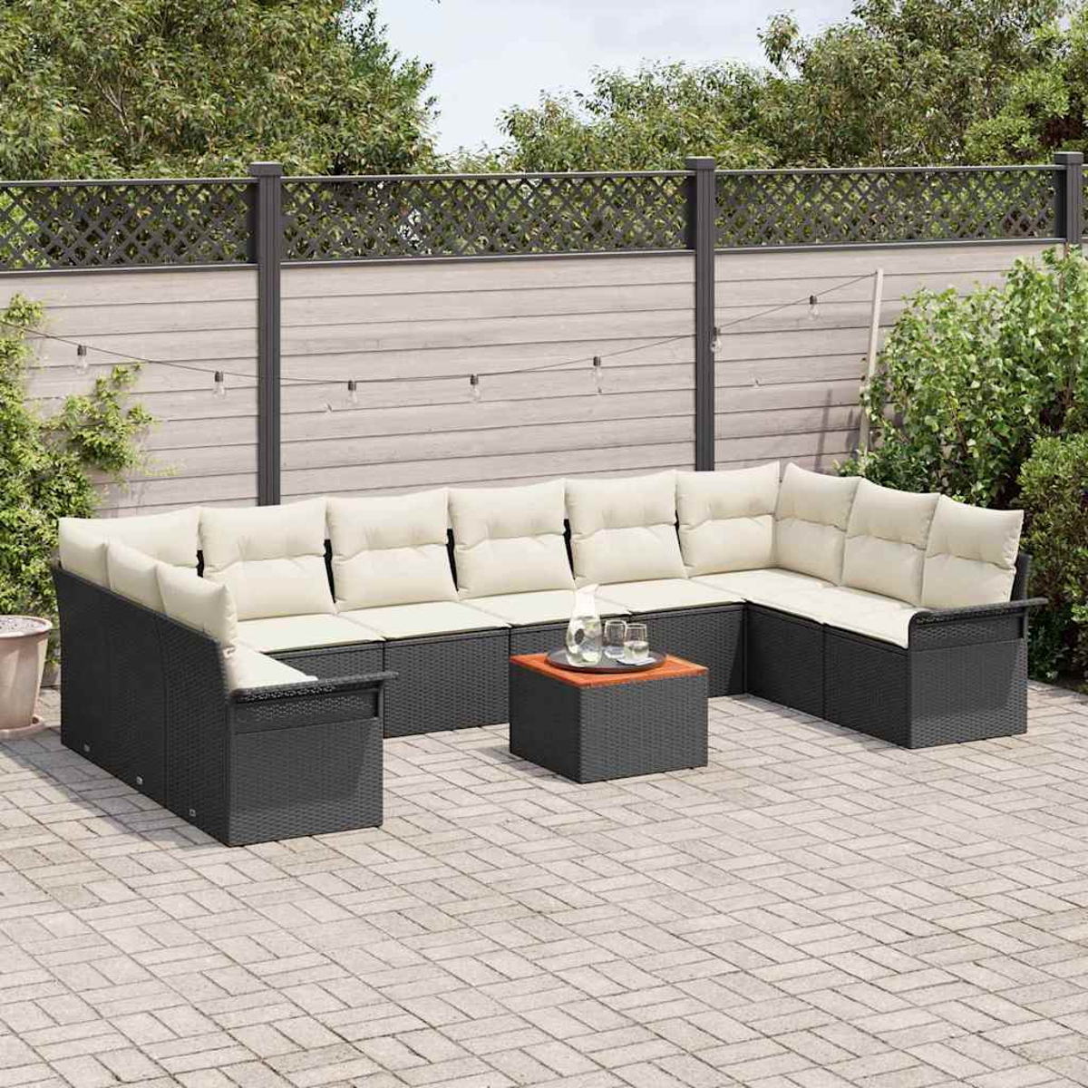 Gartensofa mit cremefarbenen Kissen, kleinem Tisch mit Gläsern und Zaun im Hintergrund.