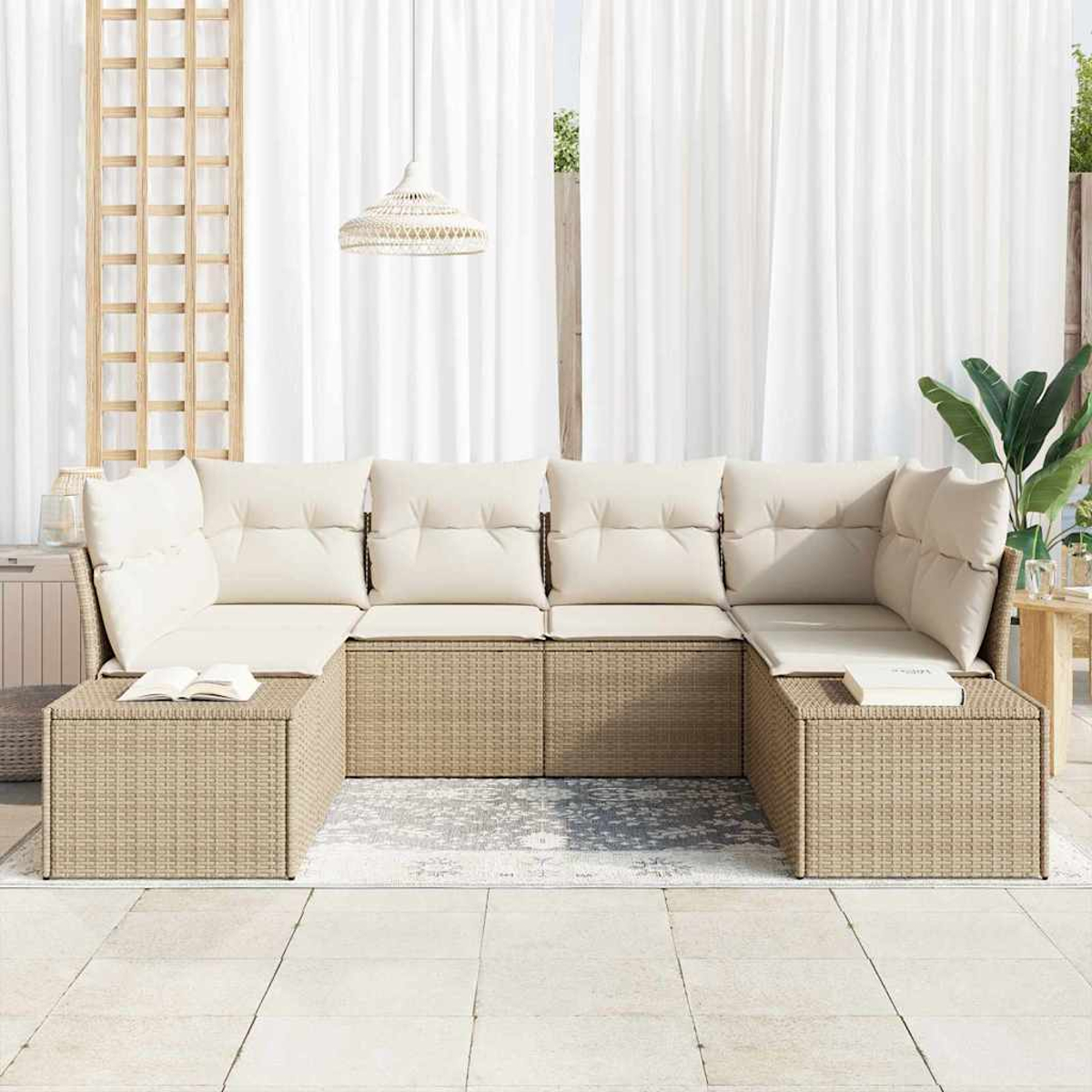 Beiges Rattan-Ecksofa mit cremefarbenen Kissen in einer gut beleuchteten Umgebung im Freien. Weiße Vorhänge und eine Hängeleuchte sind sichtbar.