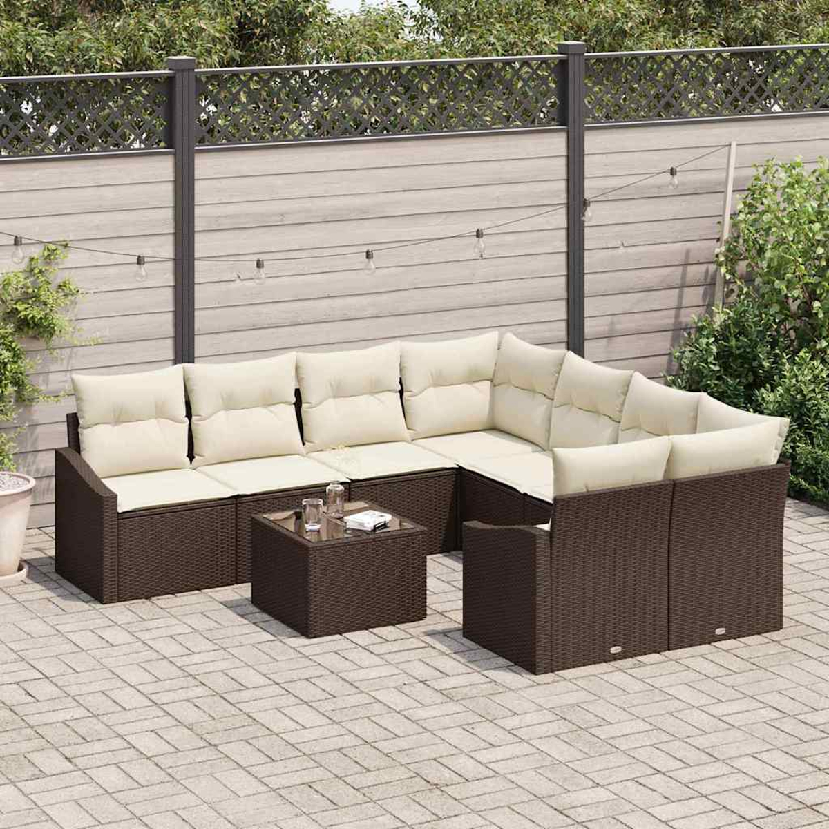 Outdoor-Sitzgruppe mit beigefarbenen Kissen. Braune Korbmöbel auf einer Steinterrasse. Inklusive Couchtisch und Zaun im Hintergrund.