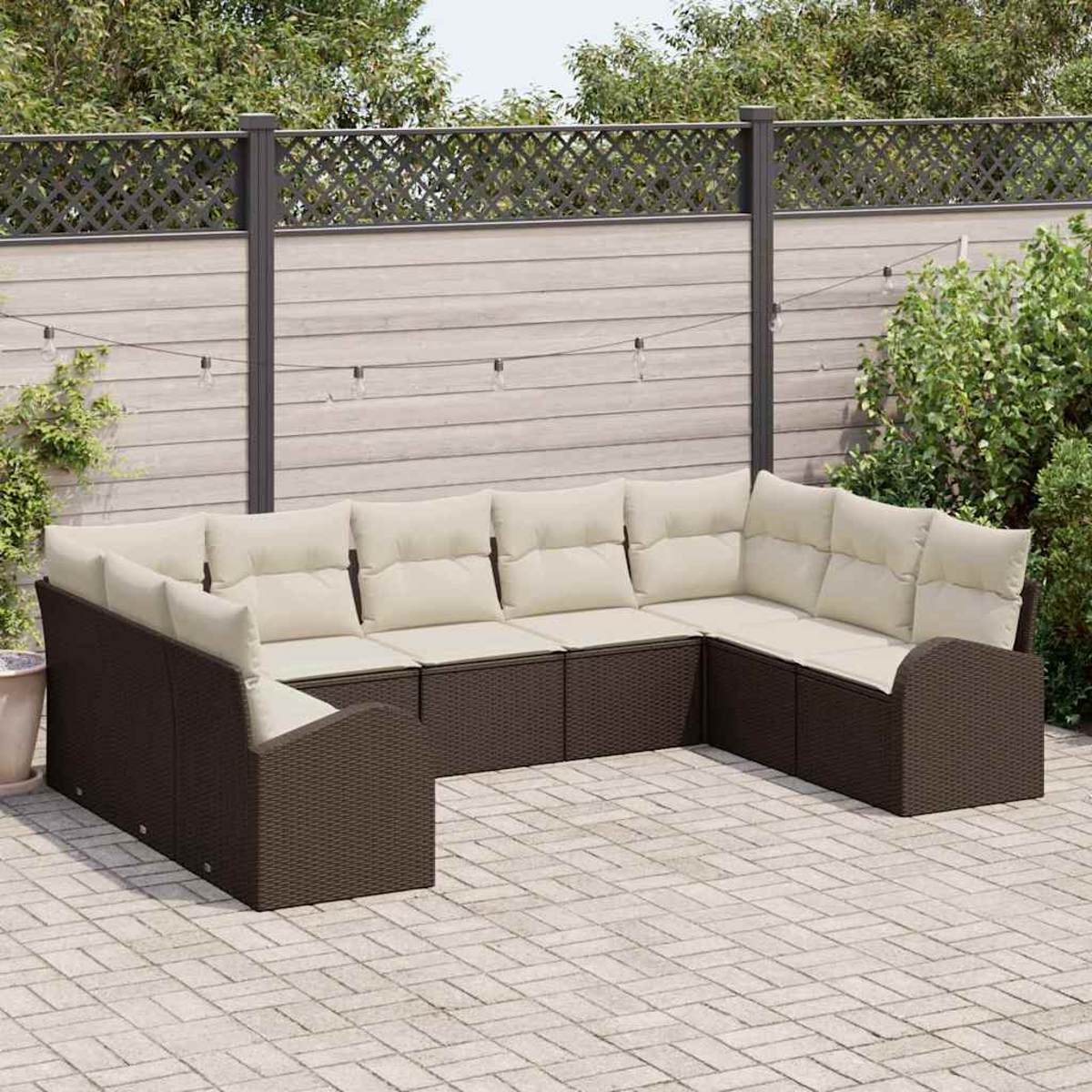 Ein braunes Outdoor-Ecksofa aus Korbgeflecht mit cremefarbenen Kissen steht auf einer Ziegelterrasse. Ein Zaun und Grünzeug befinden sich im Hintergrund.