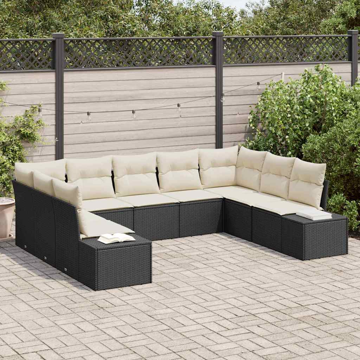 Outdoor-Ecksofa mit cremefarbenen Kissen auf einer Ziegelterrasse. Im Hintergrund befinden sich ein Zaun und Pflanzen.
