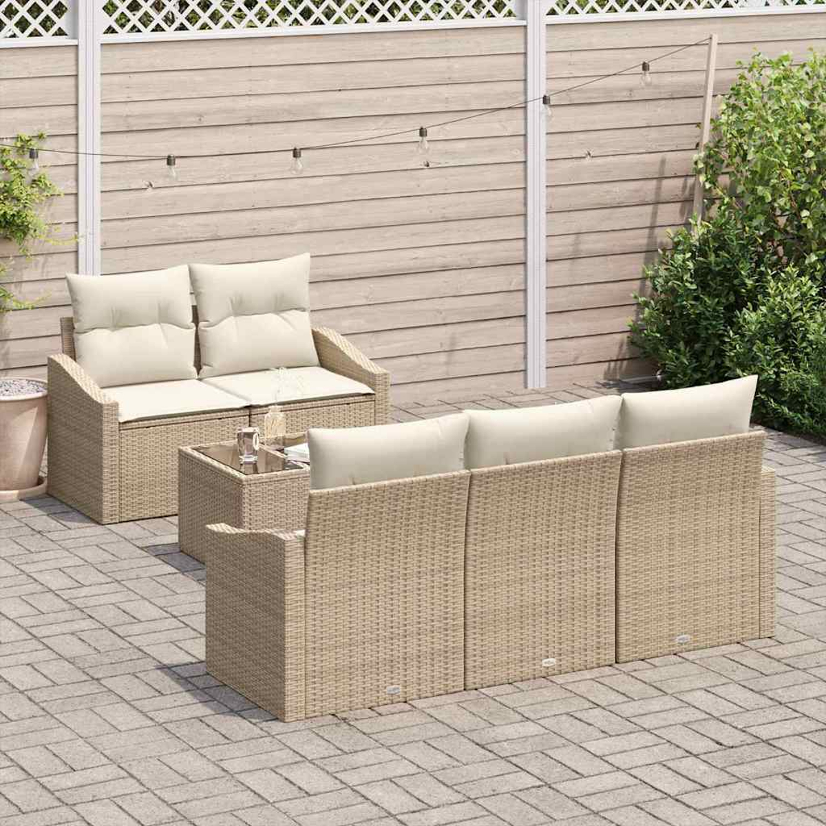 Terrassenset im Freien mit beigen Kissen. Enthält eine Doppelsitzer, ein Sofa und einen Couchtisch auf einer Backsteinterrasse.