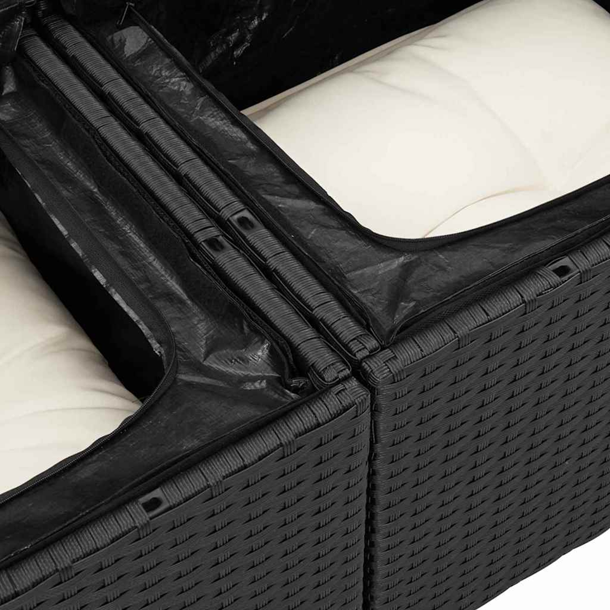 Nahaufnahme eines schwarzen geflochtenen Gartenmöbelsets mit weißen Kissen. Eine schwarze Plastikabdeckung ist teilweise geöffnet.