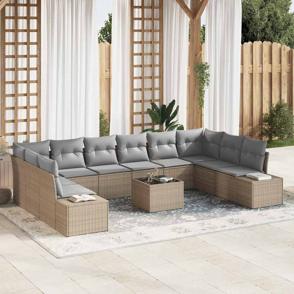 Outdoor-Ecksofa mit grauen Kissen auf einer Terrasse. Weiße Vorhänge und Holzgitter im Hintergrund.