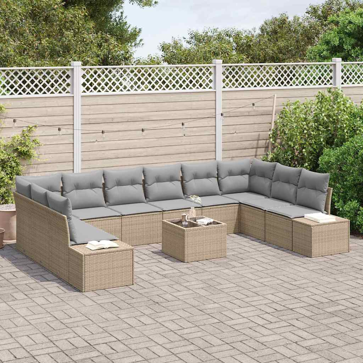 Outdoor-Ecksofa mit grauen Kissen. Vor dem Sofa steht ein kleiner Tisch mit Glasoberfläche, im Hintergrund ein Zaun.