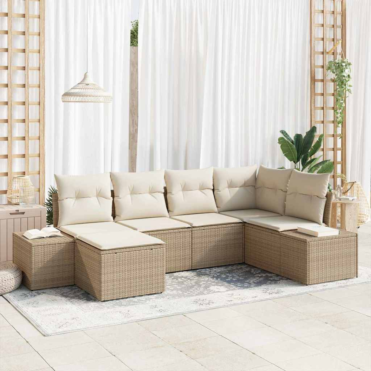 Divano componibile da esterno con cuscini beige. Tende bianche e un lampadario intrecciato sono visibili sullo sfondo.