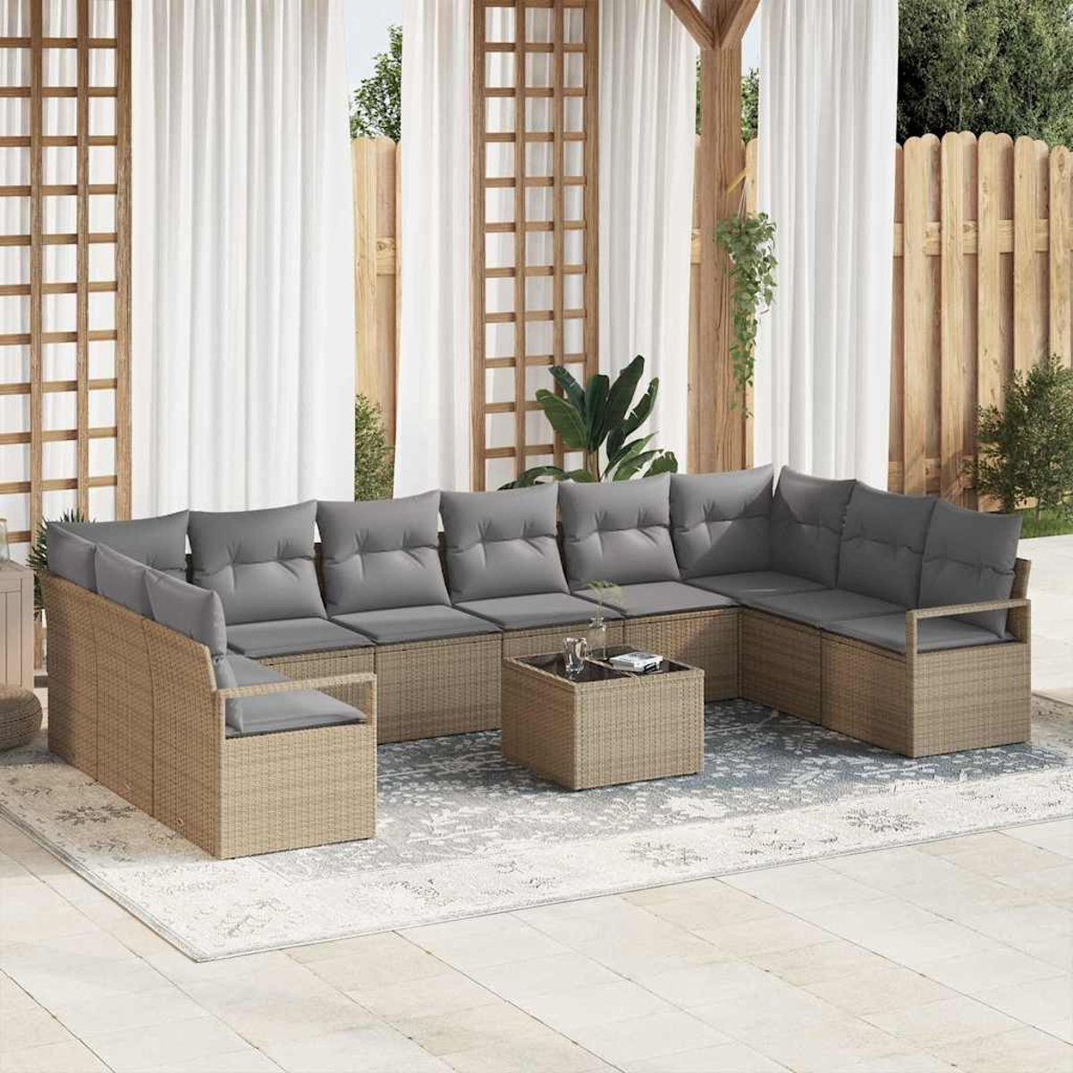 Outdoor-Ecksofa mit grauen Kissen auf einer Terrasse. Ein quadratischer Couchtisch mit Glasplatte steht in der Mitte.