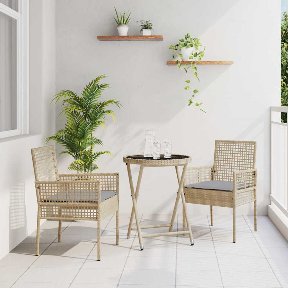 Balkonszene mit zwei Korbstühlen, einem kleinen Tisch und Pflanzen. Weiße Wände, Fliesenboden und ein Fenster vervollständigen das Set.