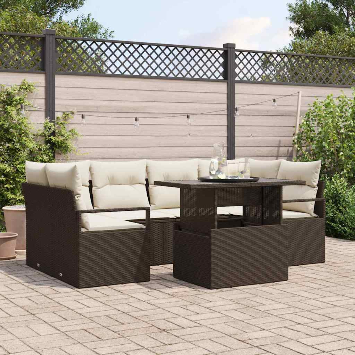 Garten-Terrassenset mit braunen Korbmöbeln und beigen Kissen. Ein Tisch, Sofa und Stühle stehen auf einer Backsteinterrasse.