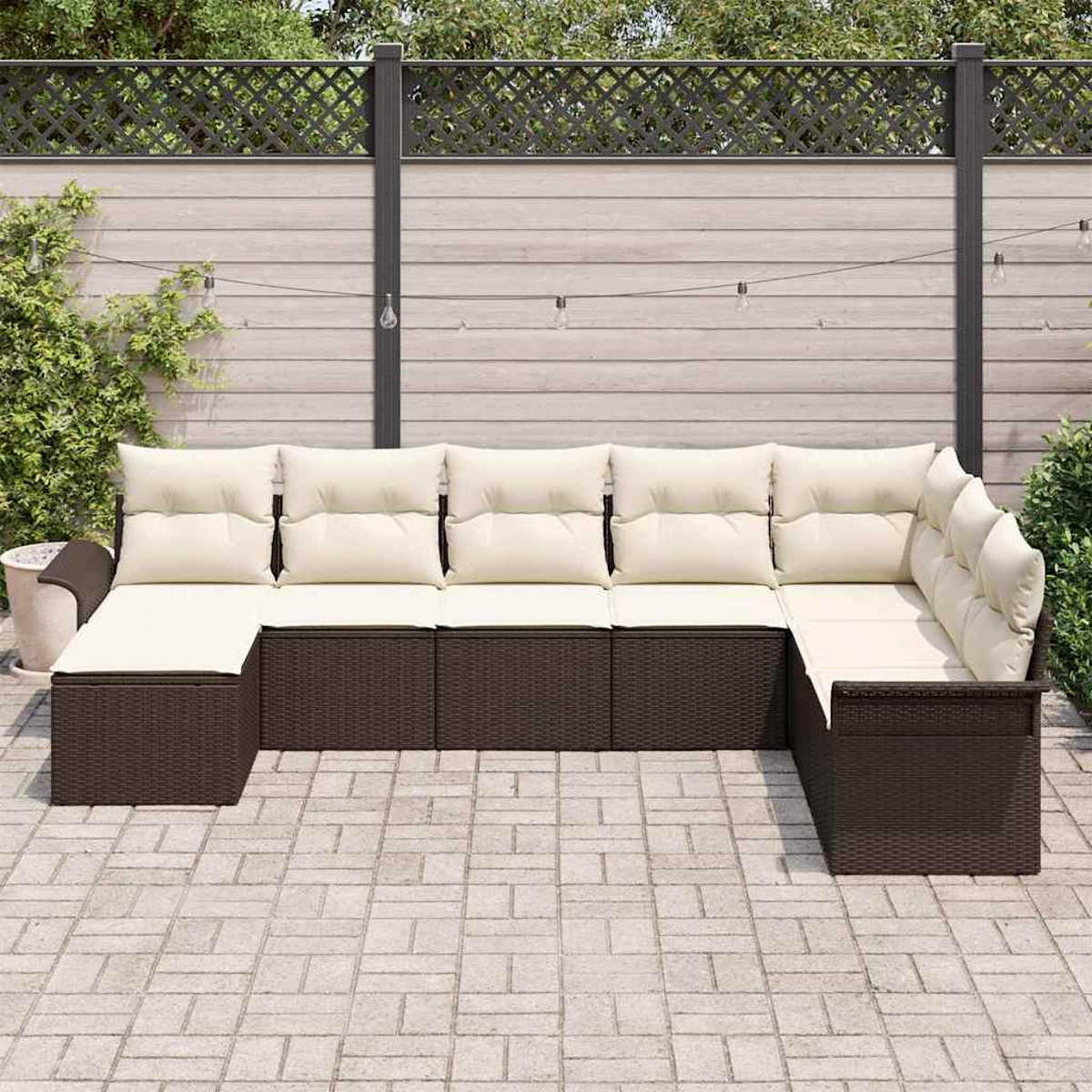 Outdoor-Ecksofa mit braunem Korbgewebe und cremefarbenen Kissen. Der Hintergrund hat einen Holzzaun und Lichterketten.