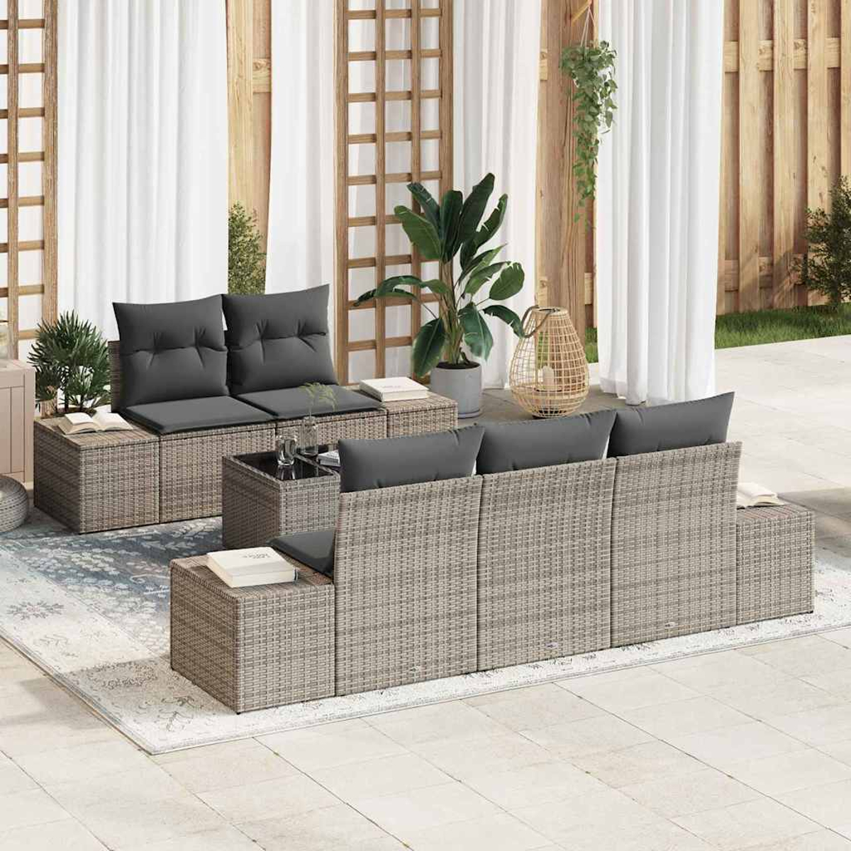 Outdoor-Terrassenmöbel-Set, graue Kissen auf gewebtem Beige. Beinhaltet ein Sofa, zwei Stühle und zwei Beistelltische. Pflanzen und weiße Vorhänge.