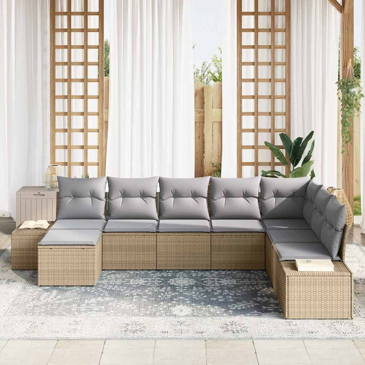 Outdoor-Ecksofa mit grauen Kissen auf einem gemusterten Teppich, in der Nähe von weißen Vorhängen und Holzgitter.