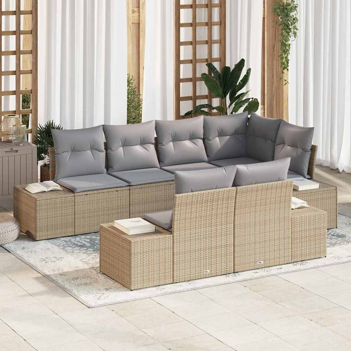 Outdoor-Ecksofa mit grauen Kissen auf einer Terrasse. Weiße Vorhänge, Holzgitter und Pflanzen im Hintergrund.