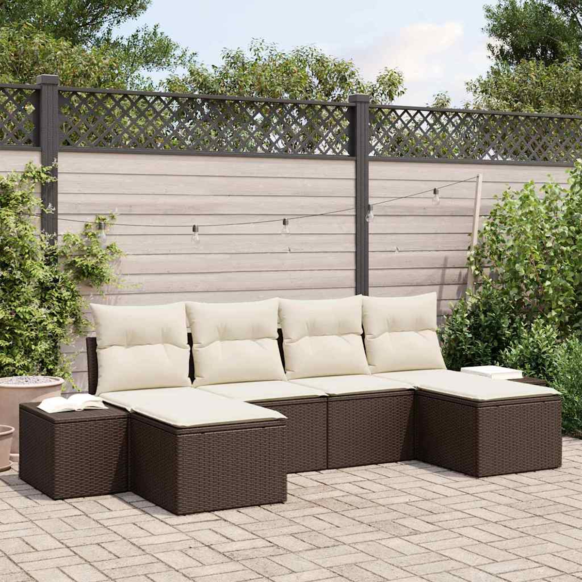 Outdoor-Ecksofa mit cremefarbenen Kissen. Braune gewebte Basis auf einer gepflasterten Terrasse. Ein Holzzaun mit Pflanzen im Hintergrund.