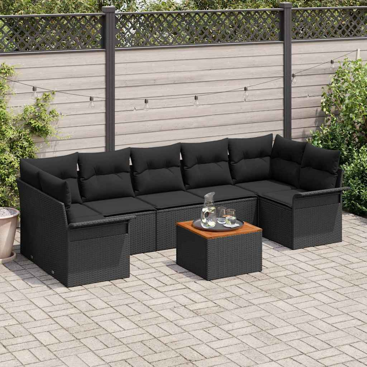 Schwarzes Outdoor-Ecksofa mit Kissen, kleinem Tisch und Getränken. Auf einer Ziegelterrasse. Zaun und Pflanzen im Hintergrund.