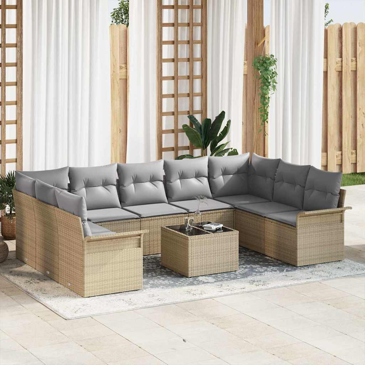 Outdoor-Ecksofa mit grauen Kissen und einem Couchtisch. Vorhänge und Holzzaun im Hintergrund. Pflanzen fügen Grün hinzu.