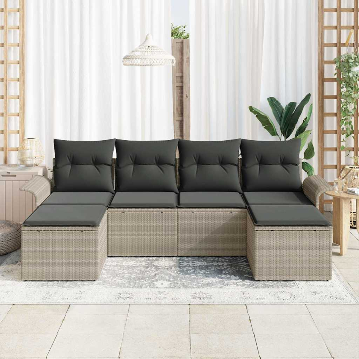 Ein graues Outdoor-Ecksofa mit grauen Kissen. Im Hintergrund ein weißer Vorhang. Eine Hängelampe darüber.
