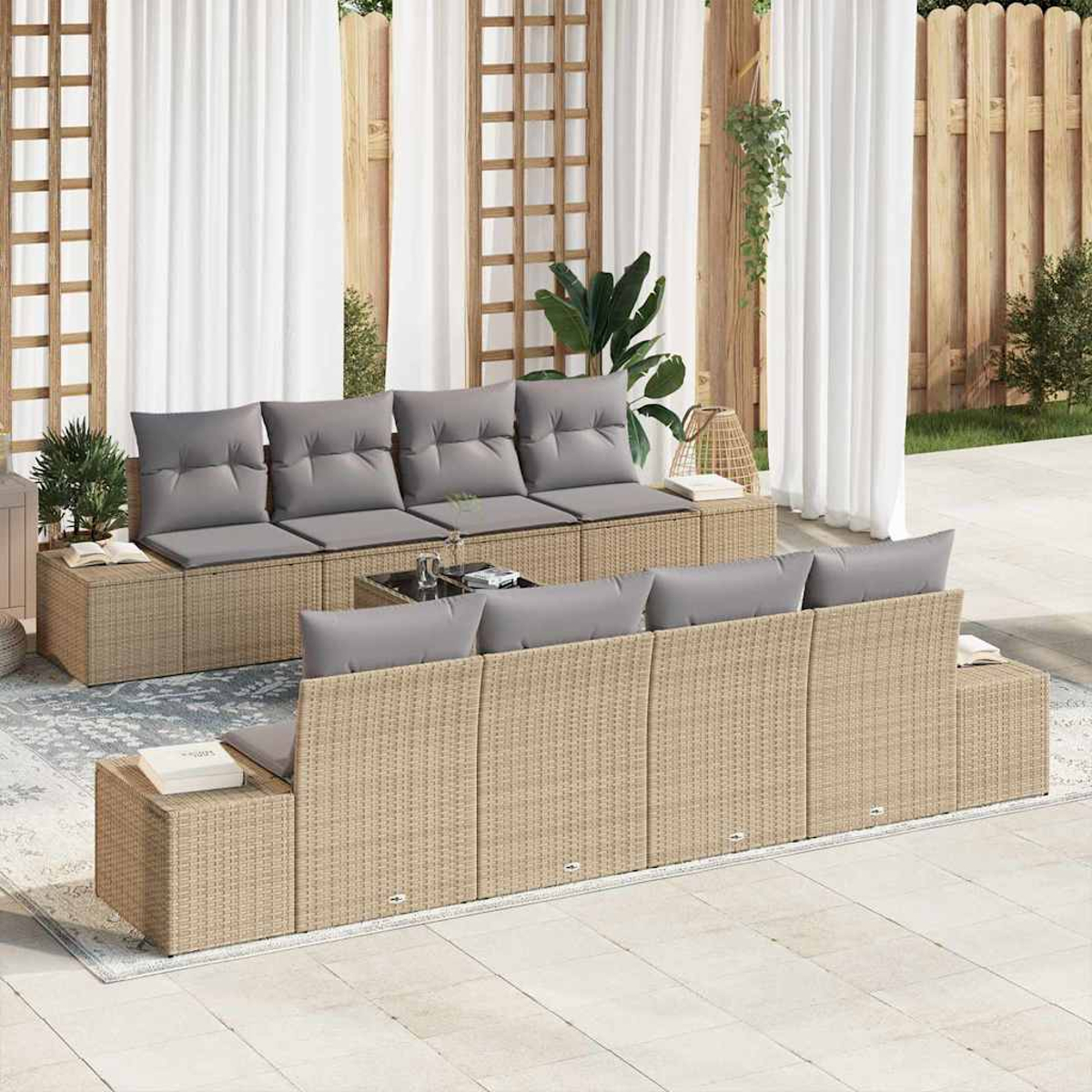 Outdoor-Wicker-Möbelset: beige Sofas mit grauen Kissen, ein Glastisch. Im Hintergrund befinden sich weiße Vorhänge, Holzzaun und Pflanzen.