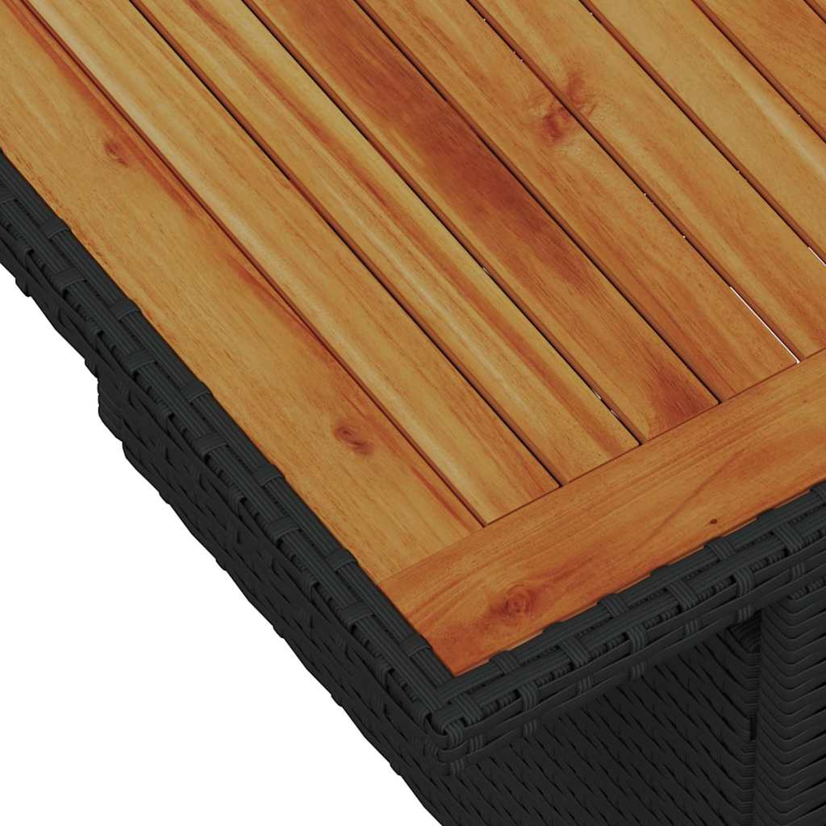 Nahaufnahme eines Holztisches. Er hat braune Holzplanken und einen dunkelgrauen gewebten Rand. Der Tisch steht auf weißem Hintergrund.