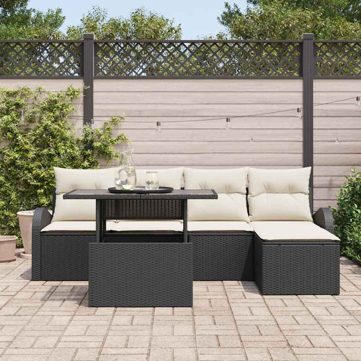 Garten-Terrassenset mit dunkelgrauem Webdesign. Enthält ein Ecksofa mit cremefarbenen Kissen und einem passenden Tisch.